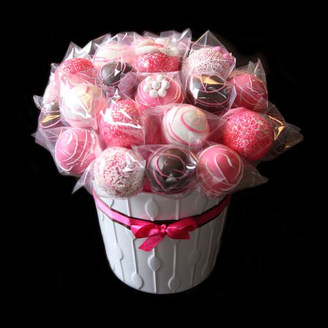 Utter Indulgence next new idea! cake pop bouquet! these will be available soon through utter indulgence! Cake Pop Boxes, Perfect Cake Pops, Flower Cake Pops, Rose Cake Pops, Chocolate San Valentin, Cake Pop Bouquet, Valentine Cake Pop, Idea Cake, Pink Cake Pops