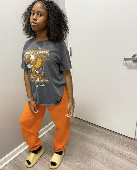 Orange Yeezy Slides Outfit, Orange Yeezy Slides, Yeezy Slides Outfit, Cute Edgy Outfits, Slides Outfit, Yeezy Slides, Baddie Fits, Tomboy Style Outfits, Chill Outfits