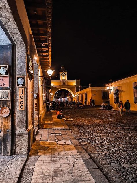 Cálida noche en la calle del Arco en la Antigua Guatemala. Guatemala Travel, Foto Bts, Guatemala, Around The Worlds, In This Moment, Road, Architecture, Travel, Instagram