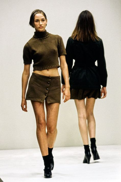 Prada Spring 1994 Ready-to-Wear Fashion Show - Rosemary Ferguson Prada Runway, 2000s Fashion Trends, 90s Runway Fashion, Original Supermodels, Prada Spring, Milan Fashion Weeks, London Fashion Week, 90s Fashion, New York Fashion