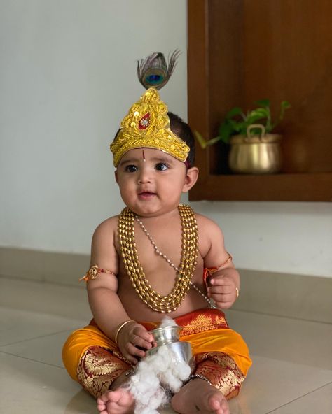 Kanha Baby Photoshoot, Baby Krishna Photoshoot, Couple Wedding Dress Indian Hindu, Krishna Outfit, Krishna Costume, Babies Photoshoot, 8th Month, Diy Baby Costumes, Saree Shoot