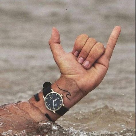 Small Tattoos for Men Surf Tattoos, Cool Little Tattoos, Surfer Tattoo, Wellen Tattoo, Tattoo Wave, Surf Tattoo, Ocean Tattoo, Tattoo Trend, Muster Tattoos