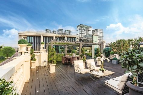 The incredible rooftop terrace stretches the length of the building. Rihanna House, Flat London, London Penthouse, Luxury Flat, Knightsbridge London, Interior Minimalista, London Flat, Beautiful Rooms, London Park