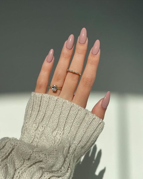 Nude Colours Nails, Basic One Color Nails, Basic Nude Nails, Natural Nails Designs, Nail Designs Minimalist, Nail Manicure Ideas, Nude Nail Ideas, Luminary Nails, Nail Glow