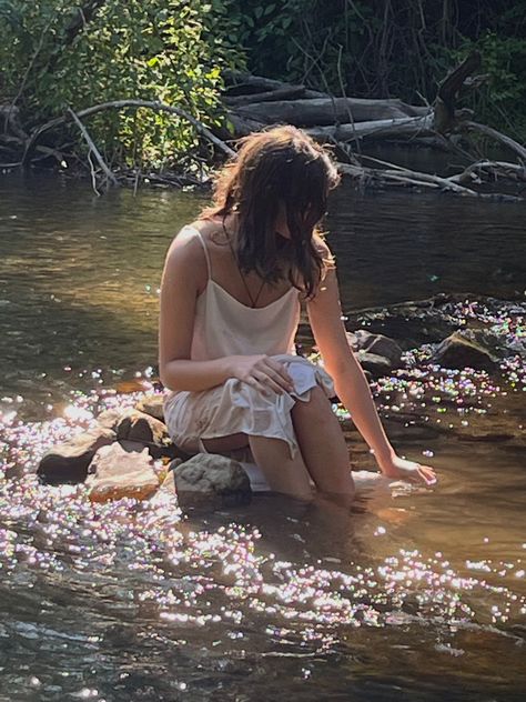 Mermaid Summer, Fotografi Vintage, Nature Forest, Summer Dream, Nature Girl, Nature Aesthetic, Photography Inspo, Senior Photos, Summer Aesthetic