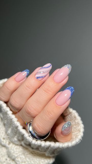 Winter Nail Inspo 2023 Short, Simple Christmas Nails Almond Shape, Winter Christmas Nails Simple Short, Frosty Nail Designs, Blue Sparkle French Tip Nails, Funky Winter Nails, Short Winter Nail Ideas, January Nails Winter Simple, Nails For January