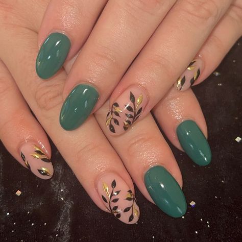 Classic beauty with Green & Gold ❤️💅🏻 #nails #nailsnailsnails #nailsofinstagram #nailsart #nailsmagazine #nailsonfleek #nailslove #nailslove #nailspolish #gelnails #nailsinstagram #nailslover #bestofballito @nailpromagazine @scratchmagazine @nailsmagazine Engagement Nails Green, Green Gold Nails, Gold Leaf Nails, Leaf Nails, Engagement Nails, Nails Magazine, Gold Nails, Nails Designs, Green Nails