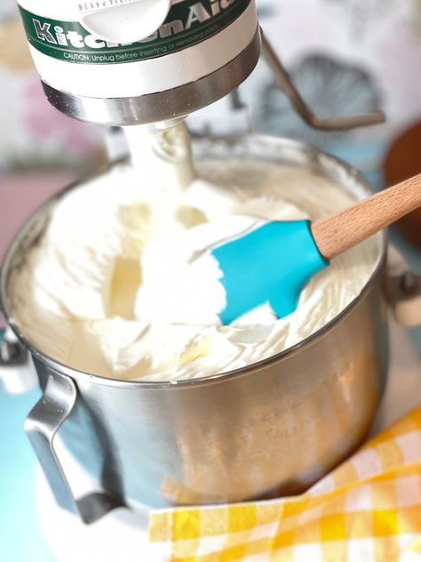 Happy Sugar Baking Land – exploring the world of sugar Crusting Buttercream Recipe, Royal Icing Buttercream, Crusting Buttercream, Royal Frosting, Sugar Free Frosting, Icing Buttercream, Buttercream Icing Recipe, Frosting Recipes Easy, Cakes And Pastries