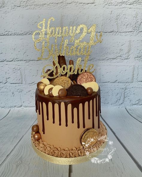 Amy Jayne's Cake Journey on Instagram: “Metallic drip cakes are by far my most popular cake! Love the way the rose gold and gold balance out with the brown tones of chocolate 😍…” Brown And Gold Cake Ideas, Brown Birthday Cake Ideas, Brown Cake Decoration, Brown And Gold Cake, Gold Chocolate Cake, Brown Cake Design, Brown Birthday Cake, Chocolate Glaze Cake, Rose Gold Cake