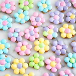 Daisy Pretzel Bites • Sarahs Bake Studio Pretzels Chocolate, Easy Easter Treats, Easter Snacks, Easter Sweets, Spring Treats, Chocolate Snacks, Spring Desserts, Spring Pastels, Easter Peeps