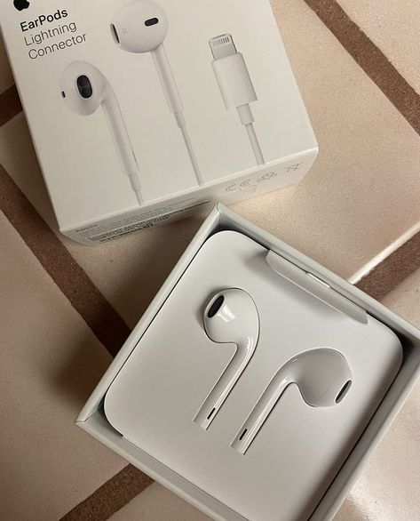 Airpods Aesthetic, Headphone Aesthetic, Aesthetic Airpods, Iphone Earbuds, Iphone Earphones, Apple Earphones, Apple Earpods, Iphone Headphones, Photo Phone Case