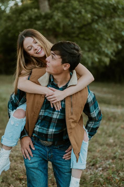 #coupleportrait #senior #seniorpictures Senior Pictures With Girlfriend, Senior Photos With Boyfriend, Boyfriend Girlfriend Senior Pictures, Senior Couple Pictures, Senior Pictures With Boyfriend, Pictures With Boyfriend, Couple Senior Pictures, Fall Senior Portraits, Dream Photo