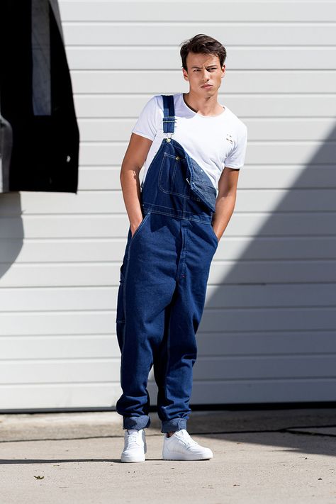 Don't normally like seeing them dangling by one strap, but this guy has perfected the look Outfits For Big Men, Men In Overalls, Denim Photoshoot, Mens Overalls, Cowgirl Style Outfits, Street Fashion Men Streetwear, Street Style Outfits Men, Aesthetic Fits, Sports Trousers