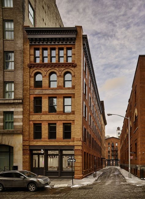 Tribeca Loft – 1892 Building Transformed into a Home in St Hubert 10, NY Facade Brick, Apartment Building Exterior, Appartement New York, Apartment Facade, Penthouse Interior Design, Penthouse Interior, Tribeca Loft, Apartments Exterior, Kitchen Apartment