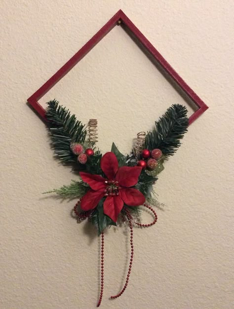 Christmas Frames Diy, Xmas Frames, Christmas Wreath Frames, Picture Frame Wreath, Christmas Picture Frames, Christmas Tree Decorations Diy, Christmas Floral Arrangements, Christmas Centerpieces Diy, Easy Christmas Decorations