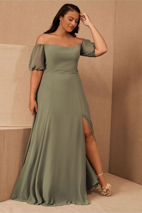 The voluminous off-the-shoulder sleeves of this Jenny Yoo bridesmaid dress adds a trendy touch to this timeless gown. Feel free to mix with floral prints and pastel shades for a romantic spring wedding. Here are more bridesmaid dress trends to know this year. // Photo: BHLDN Plus Size Maid Of Honor Dress Wedding, Maid Of Honor Dress Plus Size, Plus Size Maid Of Honor Dress, Plus Size Spring Dresses, Guest Ideas, Dress Colors, Maid Of Honour Dresses, Plus Size Gowns, Plus Size Bridesmaid