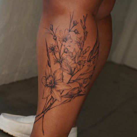 family birth flowers #flowertattoo #birthflower #legtattoo #bouquet Tattoo On Leg, Flower Bouquet Tattoo, Bouquet Tattoo, Piercing Inspo, Family Flowers, Flowers Tattoo, Leg Tattoo, Different Flowers, Birth Flowers