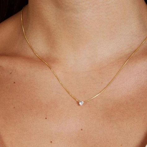 Minimal Jewelry Aesthetic, Simple Gold Locket Designs, Pendent Designs Gold, Gold Pendent Designs, Kalung Aesthetic, Minimalist Accessories Jewellery, Twisted Earrings, Sterling Silver Star Earrings, Jewelry Necklace Simple