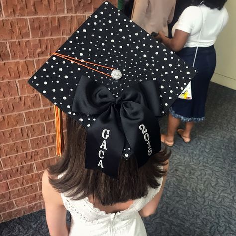 Glitter Grad Cap Ideas, Olivia Rodrigo Grad Cap, Coquette Grad Cap, Cute Graduation Cap Designs, Easy Graduation Cap Ideas, Pretty Graduation Cap, Cap And Gown Decoration Ideas, Unique Graduation Cap Designs, Bedazzled Graduation Cap