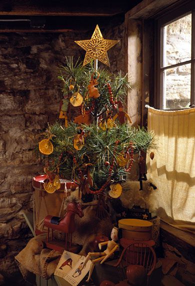 Purchased ornaments were expensive and often available only in large cities, so homemade treats and toys were customary tree decorations in the mid-1800s. Tabletop trees were the norm until the Victorian era. Homemade Christmas Tree Decorations, Primitive Country Christmas, Homemade Christmas Tree, Primitive Christmas Decorating, Country Christmas Trees, Deco Champetre, Colonial Christmas, Prim Christmas, Easy Handmade