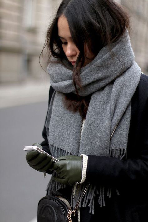 Outfits With Scarves, Dress Like A Parisian, Minimalist Moda, Winter Mode Outfits, Scarf Outfit, Paris Mode, Dapper Style, Paris Dresses, Winter Stil