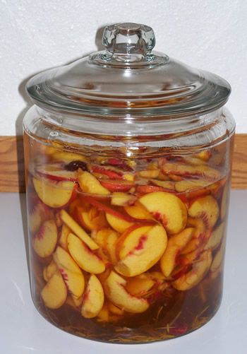 Peach Liqueur Recipe, Homemade Liqueur Recipes, Homemade Alcohol, Homemade Liquor, Liquor Recipes, Moonshine Recipes, Cherry Liqueur, Liqueurs Recipes, Homemade Wine