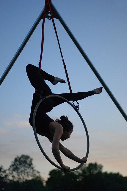 Lyra I don't normally like using double point, but this move is gorgeous Lyra Moves, Aerial Hoop Moves, Lyra Aerial, Aerial Hoop Lyra, Aerial Fitness, Aerial Acrobatics, Aerial Dance, Yoga Iyengar, Aerial Arts