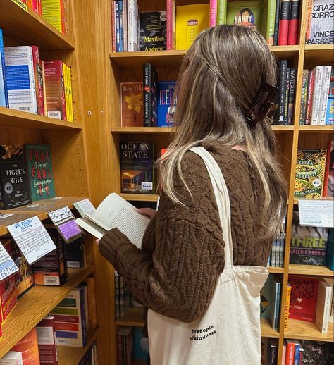 Bookstore Girl Aesthetic, Girl In Bookstore, Booktok Ideas, Aesthetic Bookstore, Aesthetic Library, Bookstore Aesthetic, Aesthetic Reading, Girl Reading Book, Library Aesthetic