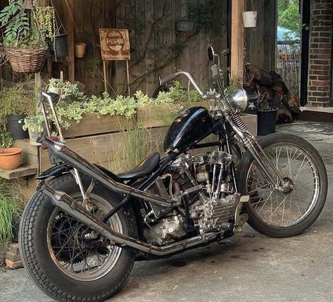 Evening Vibes, Custom Motorcycles Bobber, Harley Davidson Knucklehead, Old School Chopper, Motorcycle Events, Classic Harley Davidson, Harley Davidson Chopper, Motorcycle Culture, Rat Bike