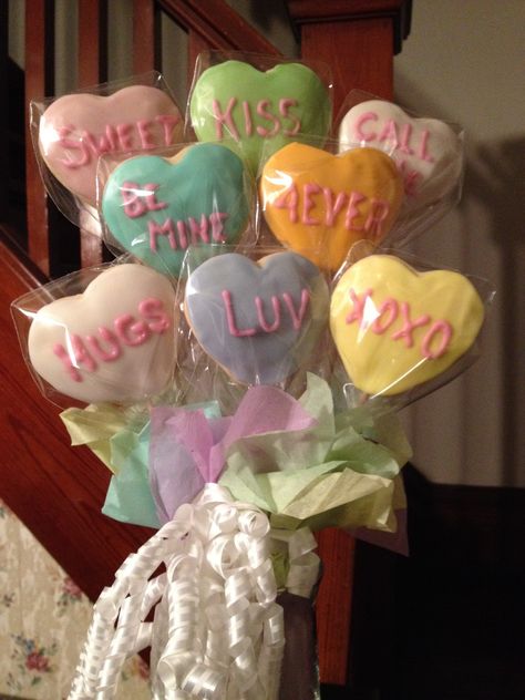 VALENTINE'S COOKIE BOUQUET Valentines Cookie Boquets, Cookie Bouquet Valentines Day, Valentines Cookie Bouquet, Cookie Bouquet Ideas, Edible Desserts, Valentine Cookie Bouquets, Vday Cookies, Valentines 2024, Florist Business