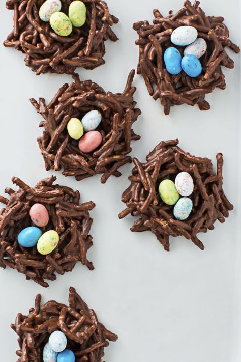 You have to try the Bunny Butt Pretzels or Easter is canceled. Chocolate Covered Pretzel Sticks, Chocolate Nests, Diy Osterschmuck, Easy Easter Desserts, Easter Nests, Easter Menu, Easter Dinner Recipes, Easter Baking, Easter Decorations Dollar Store