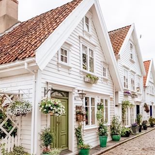 Garden Vase, Weatherboard House, Little Cottages, Casa Exterior, Dream Cottage, Green Door, White Cottage, Window Boxes, House Goals