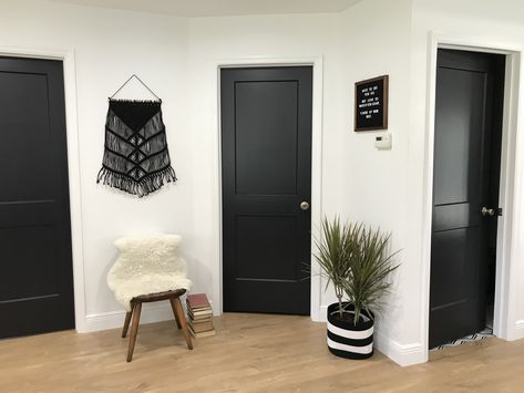 Black Interior doors with crisp white walls, boho decor @theaccidentalrenovation Black Interior Door, Pintu Interior, Black Door Knobs, Dark Doors, Black Interior Doors, Accent Colors For Gray, Black Door, Door Design Interior, White Doors