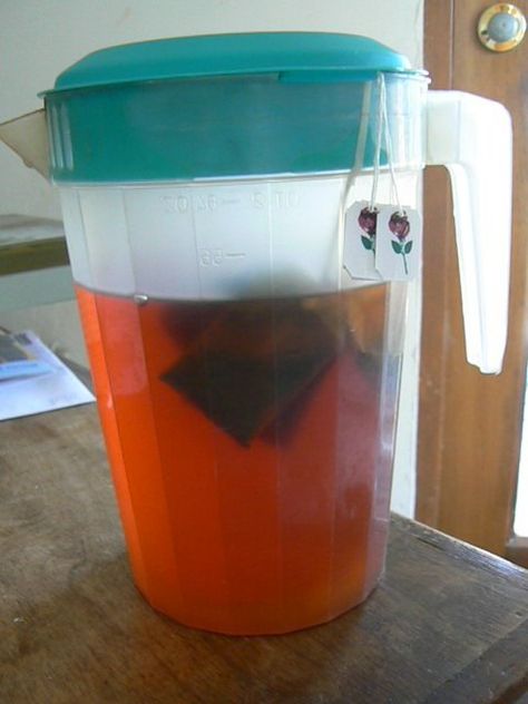 Easy Iced Tea, Sun Tea Recipes, Flavored Ice, Plastic Jugs, Sun Tea, Iced Tea Recipes, Plastic Bags, Tea Recipes, Black Tea