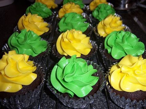 Yellow and Green Cupcakes Recipe for Ally's Army at the Men's Soccer game, Saturday September 28. Green Cupcakes, Yellow Cupcakes, Green Products, Tractor Birthday, Cupcake Designs, Cupcakes Recipe, Soccer Game, September 28, Cakepops