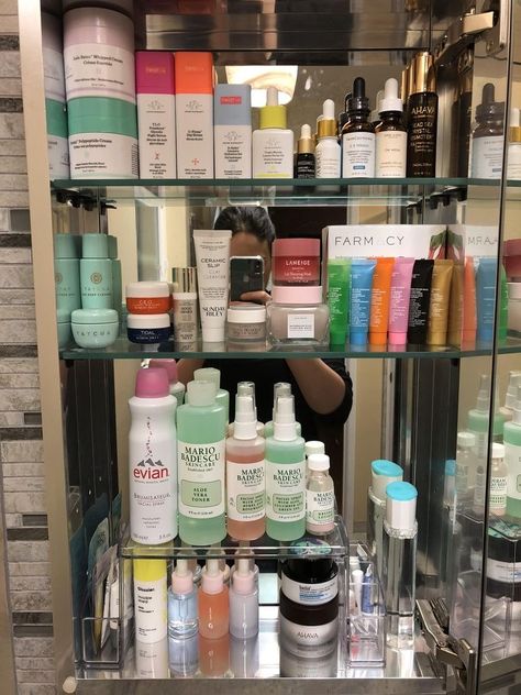 Rangement Makeup, Skin Aesthetics, Basic Makeup, Elf Makeup, Skincare Organization, Pretty Skin, Mario Badescu, Pink Makeup, Body Skin Care Routine