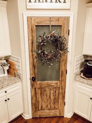 30 Classy Pantry Door Ideas to Make Your Kitchen Cool | ARA HOME Farmhouse Style Pantry, Rustic Farmhouse Interior, Farmhouse Room, Rustic Country Kitchens, Corner Pantry, Rustic Home Interiors, Pantry Makeover, Style Pantry, Rustic Modern Kitchen