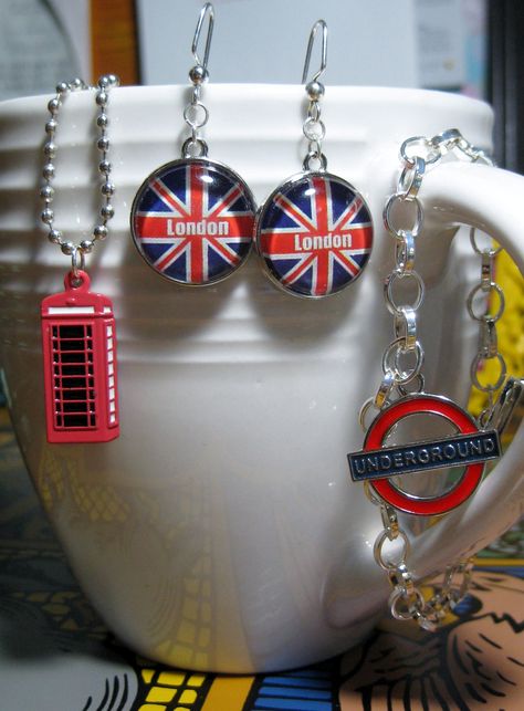 London Jewelry London Ideas, London Jewelry, British Movies, British Things, Places In England, Favorite Engagement Rings, United Kingdom Flag, London Calling, London Underground