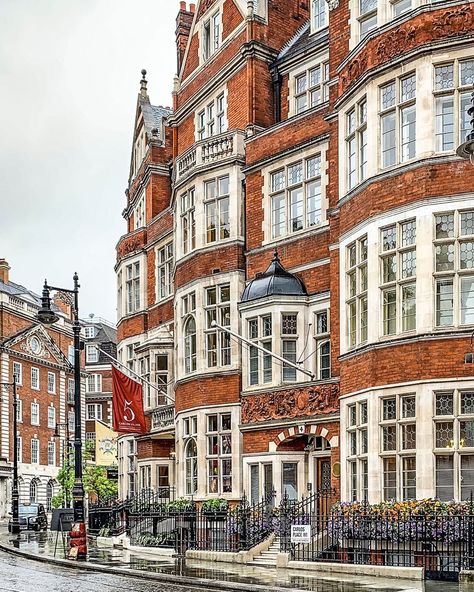 Beautiful historic brick buildings in Mayfair, London. Click through for more pictures on A Lady in London’s Instagram. #london #mayfair Magical Britain, Musical London, London Walking Tours, London Mayfair, London Neighborhoods, Rome Itinerary, England Countryside, London Itinerary, Walks In London