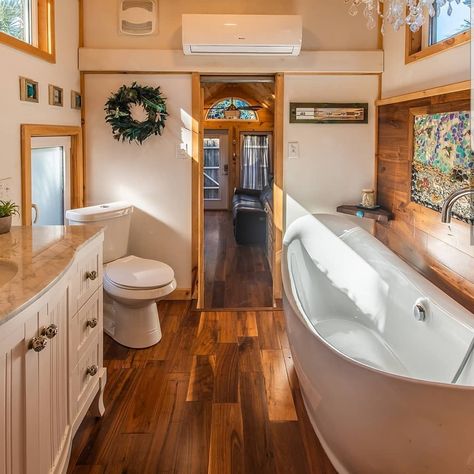 A soaking tub in a TINY house?! 😍 That's amazing! What do you think of this cute home? SWIPE to see the rest of it! 👀 TAG a friend who… Tiny House Company, Wohne Im Tiny House, Small Tiny House, Tiny House Interior Design, Tiny House Nation, Tiny House Loft, Tiny House Trailer, Best Tiny House, Tiny House Inspiration