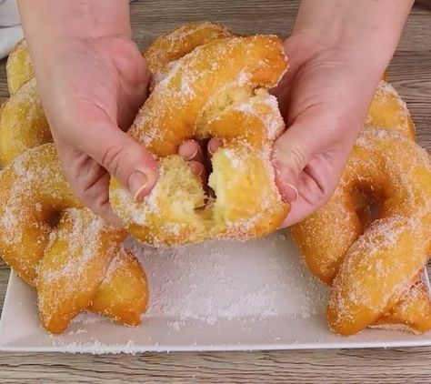 Olive Garden Donuts Recipe, Italian Doughnuts Recipe, Italian Donuts Recipe, Italian Donuts, Doughnut Recipe Easy, Italian Memes, Deserts Easy, Cake Roll Recipes, Italian Dessert