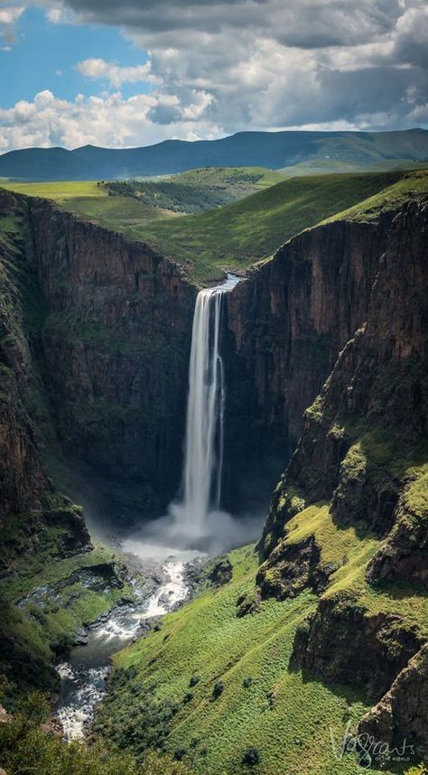 Bueno... Son referencias para en paracaidismo y rapel aparte la vista es bonita Genesis Creation, Large Waterfall, Lukisan Lanskap, Matka Natura, Drawing Photography, Air Terjun, Breathtaking Places, Weather Photos, Beautiful Places On Earth