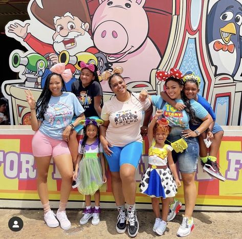 Family Amusement Park Outfits, Amusement Park Outfit, Camping Necessities, Disney Trip Outfits, Park Outfit, Disney Trip Planning, Birthday Trip, Trip Outfits, Family Trip