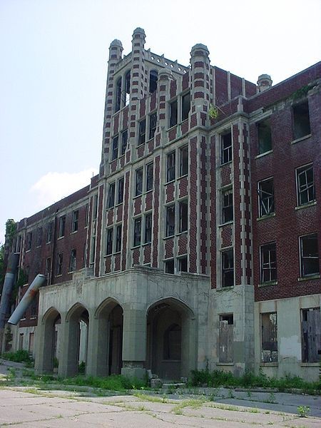 Waverly Hills Sanatorium is home to many ghosts, including the infamous Creeper. Waverly Hills, Waverly Hills Sanatorium, Haunted Asylums, Haunted Hospital, Creepy History, Abandonment Issues, Mental Institution, Abandoned Asylums, Psychiatric Hospital