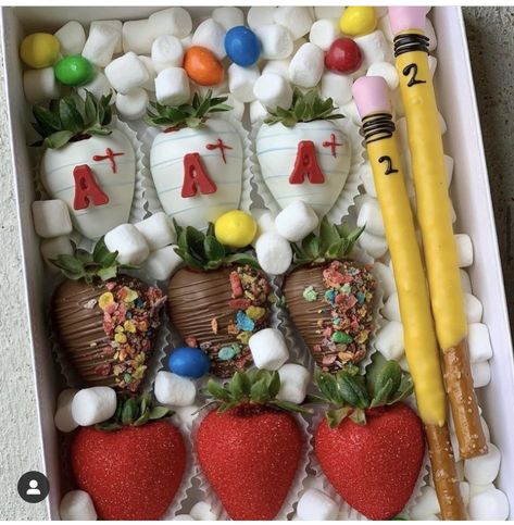 Office Treats, Handmade Teacher Gifts, Chocolate Dipped Treats, Strawberry Box, Chocolate Covered Strawberry Recipe, Baking Decor, Chocolate Covered Strawberries Bouquet, Fruit Creations, Appreciation Gifts Diy