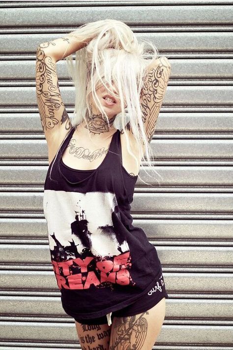 Sara Fabel Sara Fabel, Wine Photo, Growing Family, Happily Married, Beauty Tattoos, Girl Crushes, Blonde Girl, The High, Tank Top Fashion