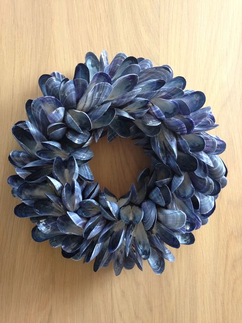 Useful Crafts, Crafts For The Home, Oyster Shell Crafts, Seashell Projects, Shell Wreath, Seashell Wreath, Shell Flowers, Mussel Shell, Deco Nature