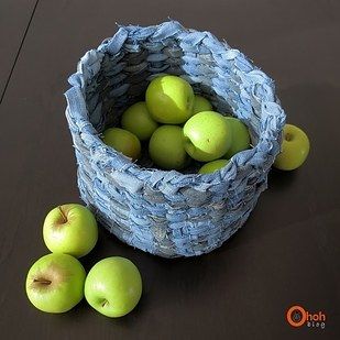 Weave a unique denim basket: | 18 Genius Ways To Repurpose Your Old Jeans Recycled Denim Crafts, Recycler Diy, Denim Basket, Cut Up Jeans, Denim Rug, Denim Crafts, Denim Diy, Diy Recycle, Rope Basket