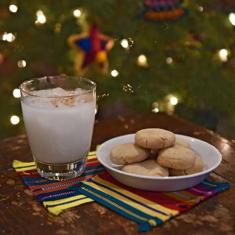 Tiger Nut Milk, Tiger Nut, Guatemalan Recipes, The Moors, Cinnamon Recipes, Dairy Drinks, Cookie Dough Balls, Textile Products, Pastry Desserts