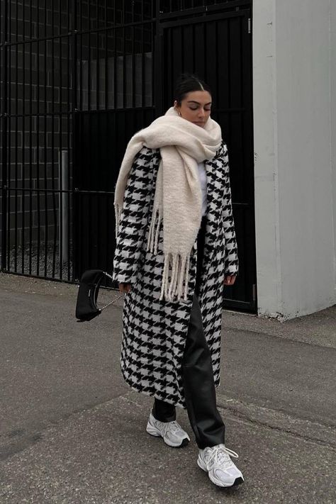 Black And White Checkered Coat Outfit, Black And White Plaid Coat Outfit, Plaid Trench Coat Outfit, Checkered Coat Outfit, Checkered Wool Coat, Long Black Wool Coat, Wool Coat Outfit, Winter Coat Trends, Neon Pants